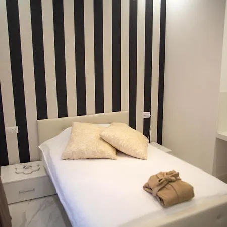 לינה וארוחת בוקר Flyhouse 3*