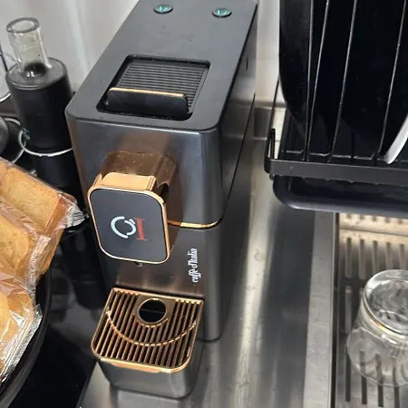 לינה וארוחת בוקר Flyhouse 3*